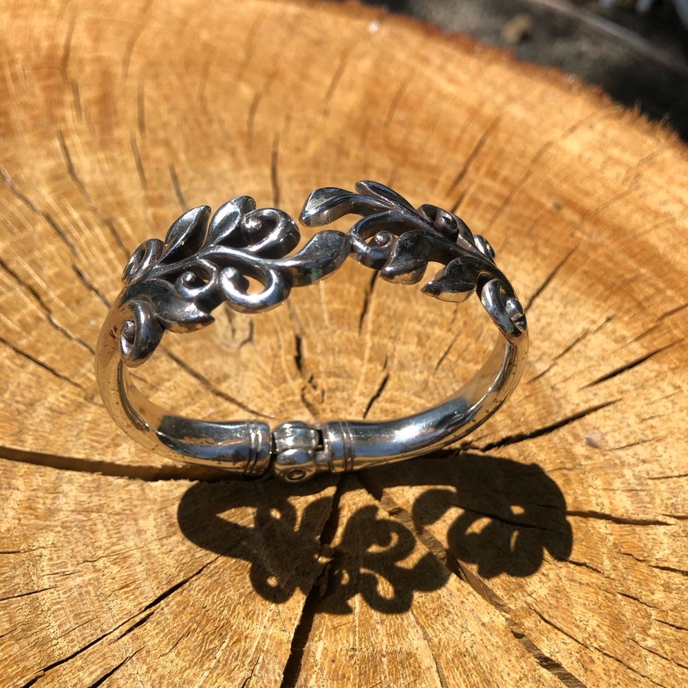 BRIGHTON LAUREL MYTH MAGNETIC SPRING-LOADED HINGED SILVER BRACELET